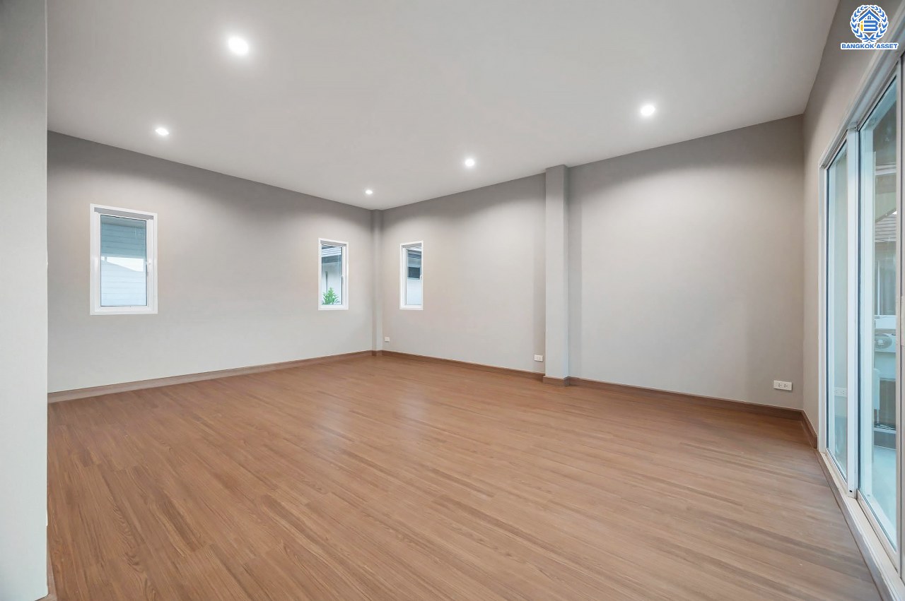 บ้านมือสองตกแต่งใหม่ โครงการ เดอะเวอรีเดียนโฮม กาญจนาภิเษก เนื้อที่กว้าง 75 ตร.ว. ฟังก์ชัน 3 ห้องนอน 4 ห้องน้ำ 1 ห้องอเนกประสงค์ 1 ห้องแม่บ้าน จอดรถได้ 2 จอด บนทำเลดี ติดถนนกาญจนาภิเษก เชื่อมต่อถนนรัตนาธิเบศร์ ถนนนครอินทร์ ถนนกาญจนาภิเษก ใกล้รถไฟฟ้าสายสีม่วง "สถานีตลาดบางใหญ่" และจุดขึ้นทางด่วน "ศรีรัช"...